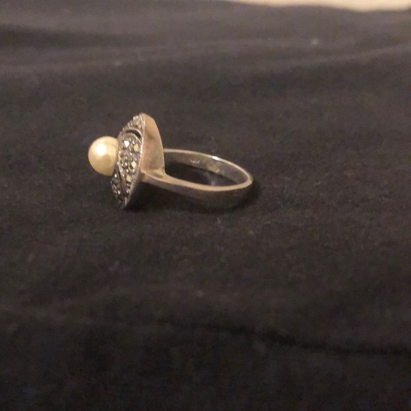 🎉HP🎉✨Vintage Pearl Ring✨ - Picture 2 of 4